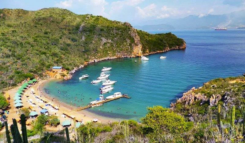Playa El Faro: sublime ensenada de cristalinas aguas
